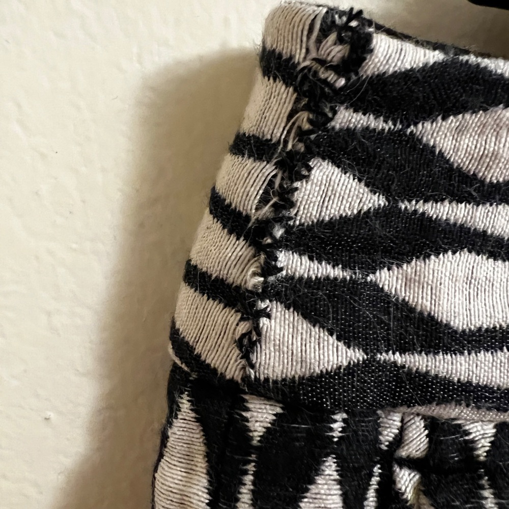 Joe Fresh Black and White Geometric Pattern Shorts Structured Fit Size 8 - Picture 11 of 11